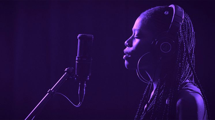 Gabrielle Goliath, stillbild ur videoverket This song is for ... från 2019. Bilden är beskuren.