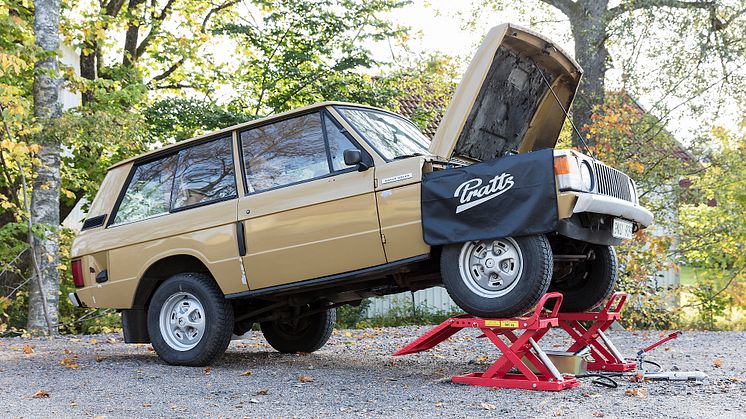 Lyft i fram- eller bakändan och få fritt utrymme till bilens undersida. Hydrauliska lyftramper är ett smart sätt att lyfta bilen för oljebyte eller diverse reparationer – utan en domkraft som är i vägen. 