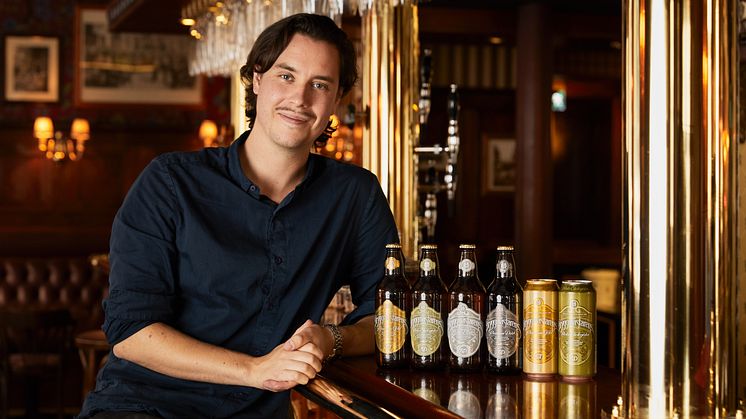 Martin Schmetzer tillsammans med den nya designen av Bryggmästarens som lanseras på Stockholm Beer & Whisky Festival.