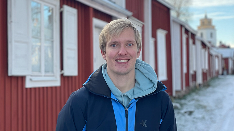 På bilden: Jakob Sinclair, förbundsordförande för Ung Pirat, demokratipolitisk talesperson och EU-kandidat för Piratpartiet.