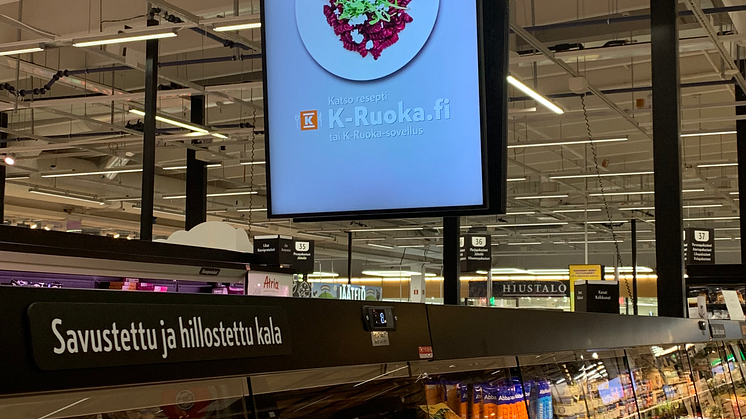 Digital skärm i en av K Group's butiker