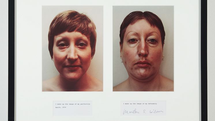 Martha Wilson, I Make Up the Image of My Perfection/I Make Up the Image of My Deformity, två färgfotografier med text, 1972/2008, 48 x 64 cm