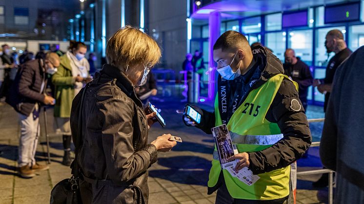 Kontrolle der 2G-Regel an der MCC Halle Münsterland.jpg