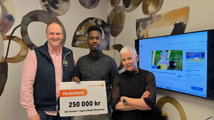 Angelica Ekholm, ordförande Dala Sports Academy ekonomisk förening och Maslah Omar, ordförande för kultur och fritidsnämnden Borlänge Kommun lämnar över en värdecheck till Peter Berglund, RF-SISU Dalarna. Saknas: Fredriks Persson, Falu kommun.