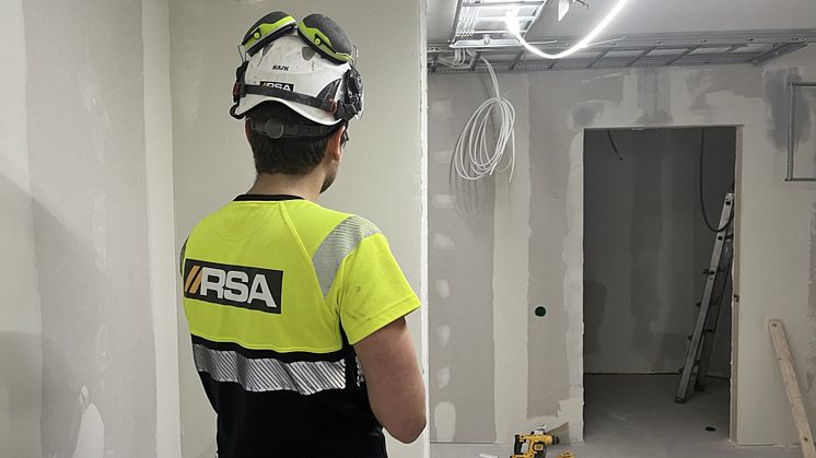 Det kan vara frestande att själv ge sig på byggprojekt och elinstallationer, speciellt i tider då priserna stiger och räntekostnader rusar.