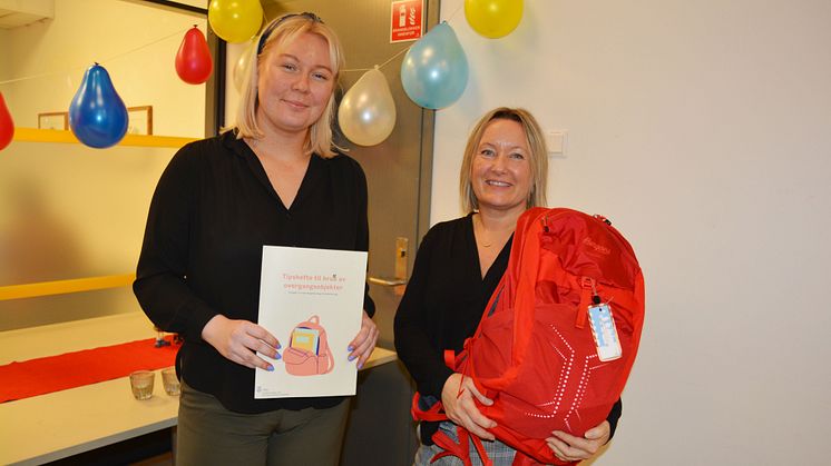 Prosjektutvikler Oline Bergan og prosjektleder Camilla Andersson med overgangssekken