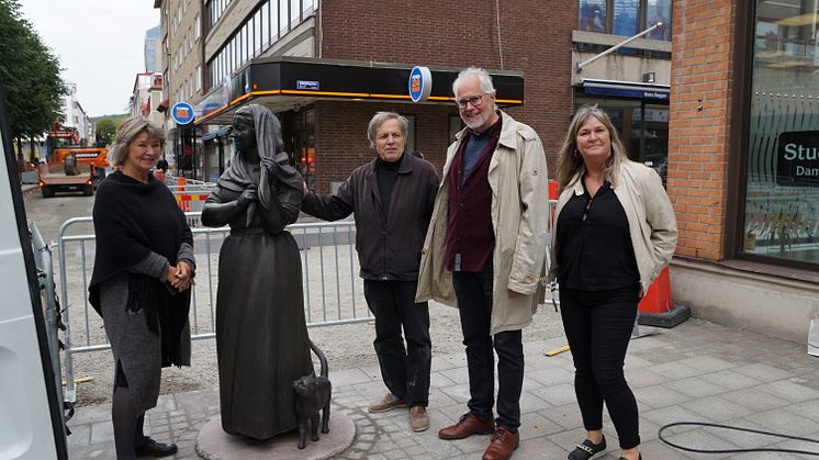 Konstkonsulten Sofia Bergman, konstnären Peter Linde, kommunantikvarie Carl Casimir och kultur- och fritidsnämndens ordförande Annelie Högberg intill den nya skulpturen som anlände på tisdagen.