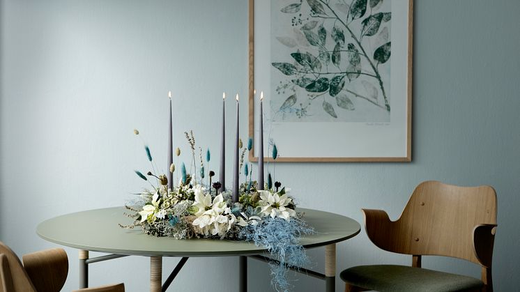 Blomsterarrangemang med snittade julstjärnor för designälskaren