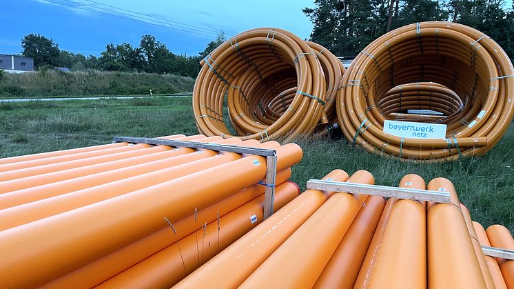 In Burglengenfeld wird auf einer Länge von 3,3 Kilometern entlang der Umgehungsstraße eine neue Hochdruckleitung gebaut. Die dafür nötigen Rohre liegen bereit.