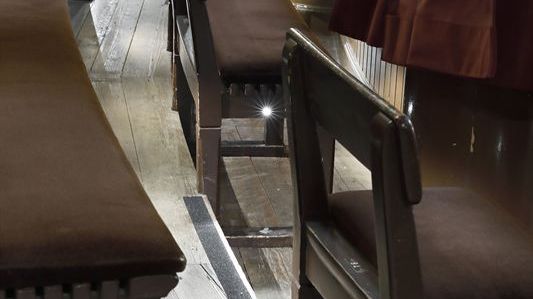 Små LED-lampor fästa i bänkinredningen