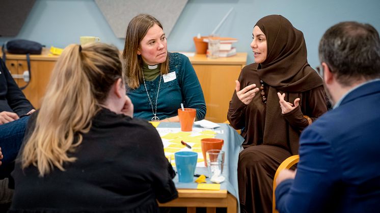 På bilden syns bland annat Agnes Callewaert, diakon i S:ta Maria kyrka i Malmö. Till höger om henne i bild sitter Valley Ghenem från Malmö Muslimska nätverk/Islamakademien. 
