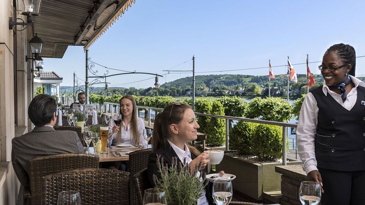 Servicequalität, die begeistert: Die Maritim Hotels sind Branchengewinner bei den Premium-Hotels und damit erneut "Produktchampion in der Kundenbegeisterung". Im Bild: Rheinterrasse im Maritim Hotel Königswinter.