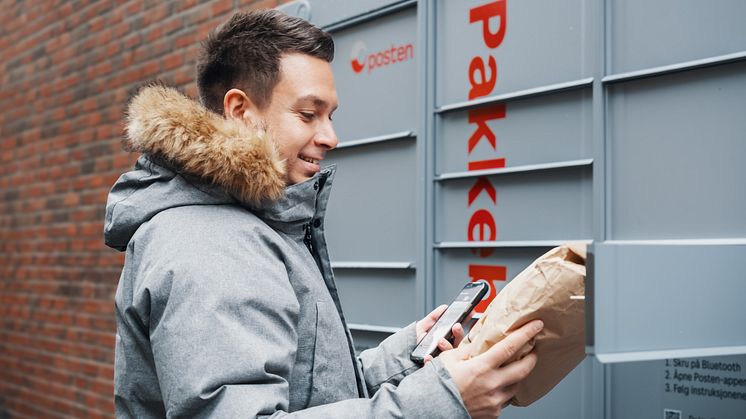 Kunde_ved_pakkeboks_vinter_PMM_67821_Foto_Aksel_Jermstad