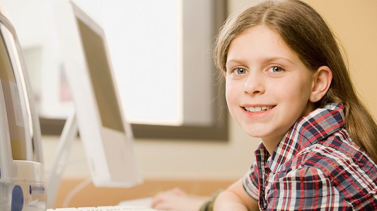 Unga tjejer får lära sig programmeringens grunder