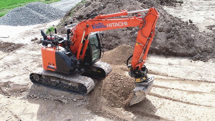 ZX135USLC-6_Hitachi_bandgrävare_flygbild