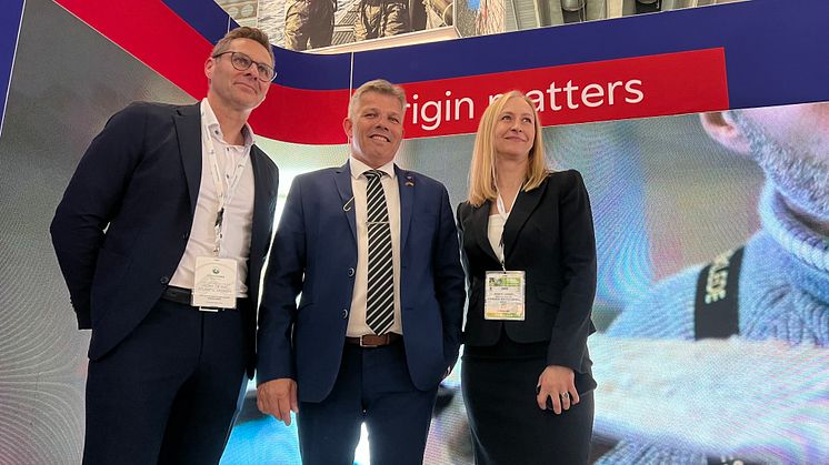Fiskeri- og havminister Bjørnar Skjæran besøkte Seafood Expo Global i Barcelona. Her på besøk på Sjømatrådets stand, flankert av nylig konstituert toppsjef i Sjømatrådet, Børge Grønbech, og tidligere toppsjef Renate Larsen  