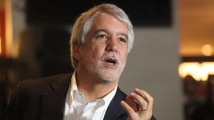  Hyllade Enrique Peñalosa gästar Persontrafik 
