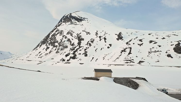 Store skred fra Stavbrekka hindrer tidlig åpning av turistveien fra Lom til Geiranger. 