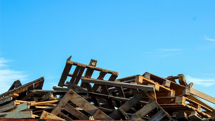 Fremover vil ROCKWOOL Danmarks kunder modtage deres isolering på genbrugte engangspaller, så de undgår unødigt spild og affald. Som symbol på, at pallerne er genanvendelige, påføres de ROCKWOOLs ikoniske vulkanlogo.