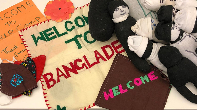 ”Vi har tillverkat dockor som representerar barnen som bor här. Vi vill att ni ska ta med dem ut så att de får se världen, eftersom vi själva inte kan göra det", sa ett av barnen i flyktinglägret Cox´s Bazar under Barnfondens besök.