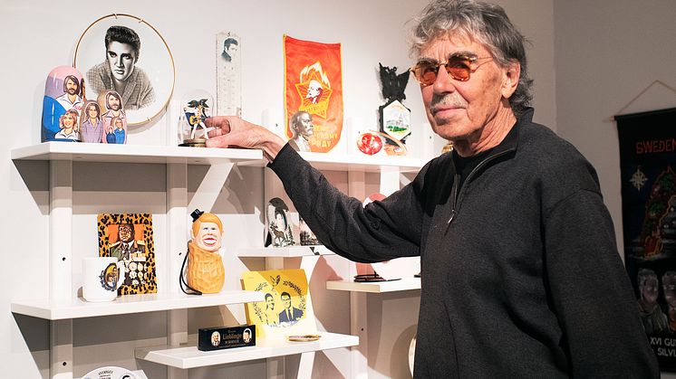 Lasse Åberg har samlat på Souvenirer i över 20 år. Foto: Linn Cederborg, Dansmuseet Stockholm