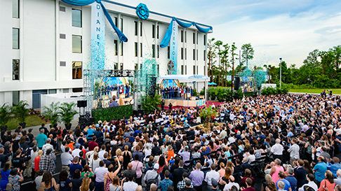 Mer än 2000 personer deltog vi invigningen av de ideala Scientologi-kyrkan  i Orlando, Florida