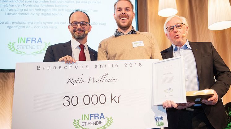 Robin Wallenius tar emot infrastipendiet från infrastrukturminister Tomas Eneroth och ME:s förre ordförande Håkan Norén.  Foto: Ryno Quantz.