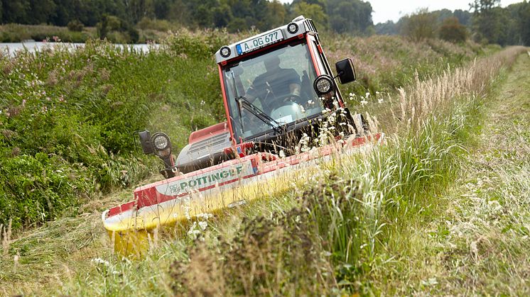 Als Betreiber von zehn Wasserkraftwerken an der Donau ist LEW Wasserkraft für den Unterhalt an insgesamt 75 Flusskilometern zuständig. Zu den notwendigen Unterhaltsmaßnahmen gehört auch das regelmäßige Mähen entlang der Dämme. (LEW / Z-Studio)