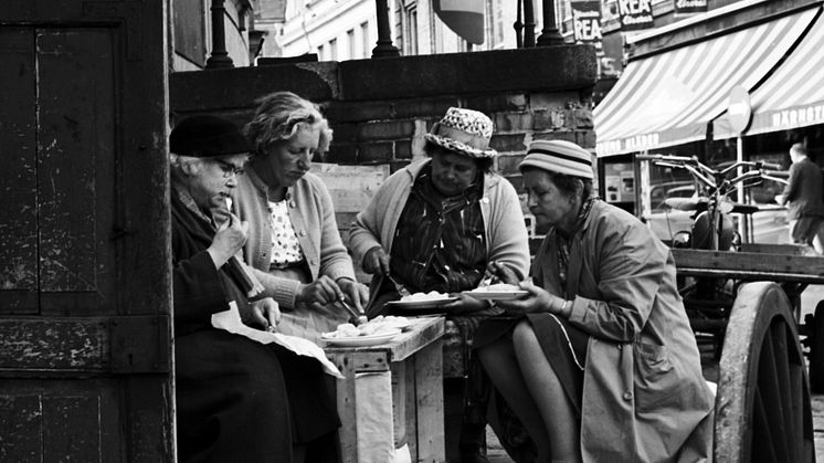 Matpaus utanför basarerna på Kungstorget. Foto: Göteborgs stadsmuseum