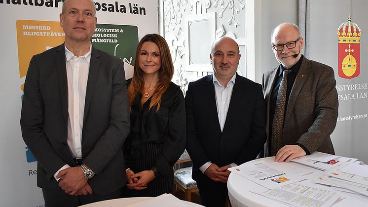 Tobias Brauer, Armina Nilsson och André Limon från Saint-Gobain Sweden AB tillsammans med landshövding i Uppsala län, Stefan Attefall