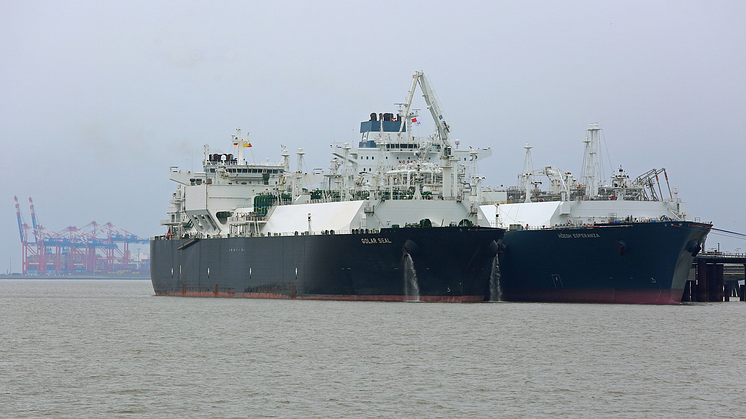 lng-tanker-golar-seal-am-fsru-hoegh-esperanza-in-wilhelmshaven-bjoern-luebbe-zukunft-gas-rgb