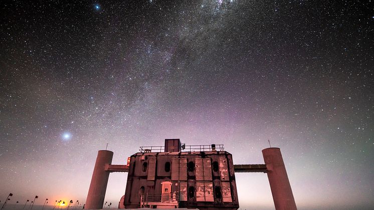IceCube på Sydpolen är världens största neutrinoteleskop, begravt på ett djup mellan 1,5 km och 2,5 km ner i den antarktiska glaciären. Foto: Martin Wolf, IceCube/NSF 
