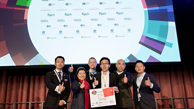 Det kinesiske vinder-team CellRobot med repræsentanter fra deres hjemland og direktør for Creative Business Cup, Rasmus Tscherning - Foto Creative Business Cup