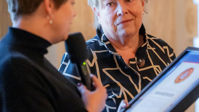 Karin Mårtensson mottog diplomet av Kommunstyrelsens ordförande Katrin Stjernfeldt Jammeh. Foto Fredrik Johansson. 
