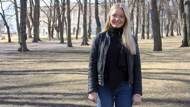 Thea Fivel skriver bacheloroppgave på BI om Boligbyggs hittil største nybygg- og rehabiliteringsprosjekt. Foto: Boligbygg