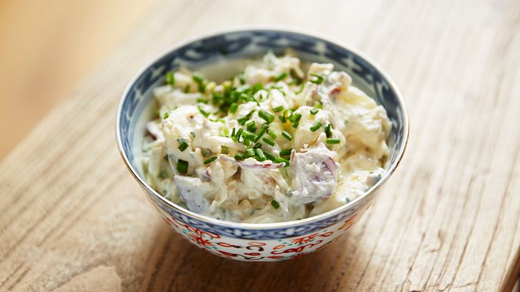 Färskpotatissallad med olika gräddfilssåser