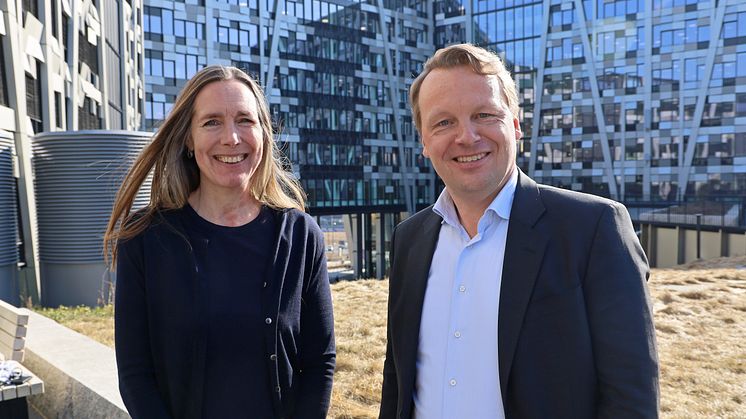 DFØs direktør Hilde Singsaas og direktør for Telias bedriftsmarked Jon Christian Hillestad signerte denne uken den nye avtalen.