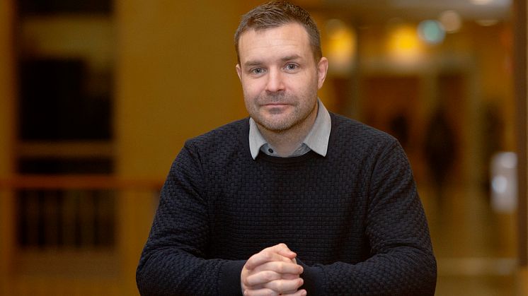 Andreas Tilevik vid Högskolan i Skövde gläds över att James P. Allison och Tasuku Honjo nu får Nobelpriset i medicin. Stora delar av Andreas egen forskning vilar på de grundläggande upptäckter som Allison och Honjo gjorde under 1990-talet.