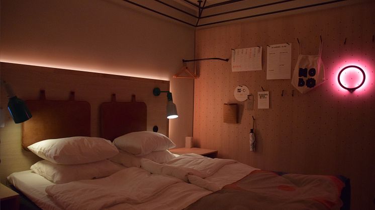 När gästen väljer "party" anpassas både ljuset och musiken i hotellrummet efter denna stämning.