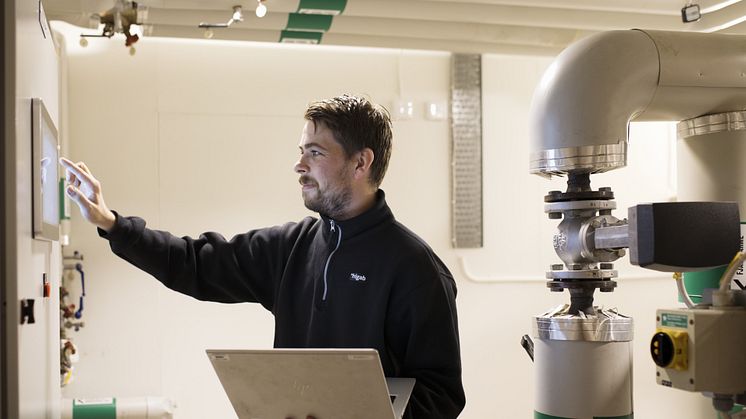 Drifttekniker Niklas Johansson arbetar med Hotell Hedens energisystem.jpg