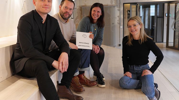 Linn C. Lunder i Sparebankstiftelsen DNB overrakte 500.000 kroner til talentprogrammet for unge komponister, representert ved Kathrine Synnes Finnskog og Einar Idsøe Eidsvåg i Music Norway, og Jørgen Karlstrøm, styreleder i Norsk Komponistforening.