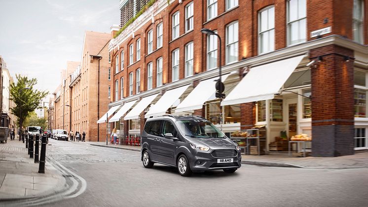 2017FordTourneoCourier_05