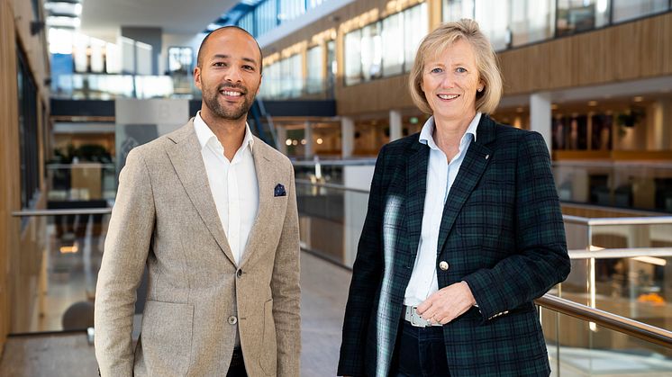Martin Anmarkrud Kiligitto, administrerende direktør i Nordvik og Heidi Skaaret, konserndirektør for personmarkedet i Storebrand. Foto: Kristian Skalland Moen / Storebrand