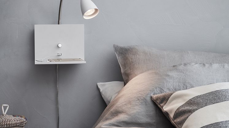 Vägglampa med hylla och USB-uttag