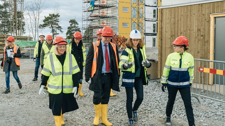Finansminister Magdalena Andersson besökte BoKlok Lännbohöjden