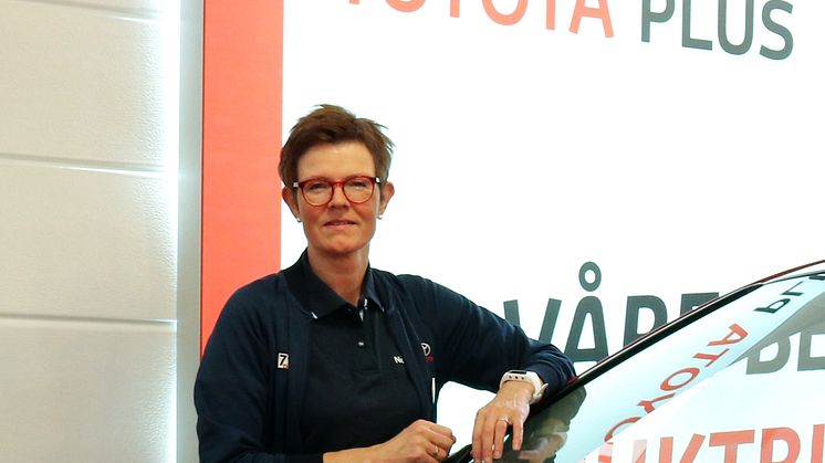 Anbefaler RAV4: Bilselger Astrid Fridheim Karijord fra Nordvik Mosjøen. Foto: Nordvik.