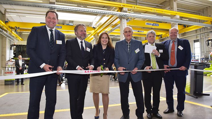 The ribbon for the opening was cut by (from the left): Jan-Hendrik Mohr, Dr. Patrick Claas, Cathrina Claas-Mühlhäuser, Reinhold Claas, Oliver Westphal and Volker Claas.