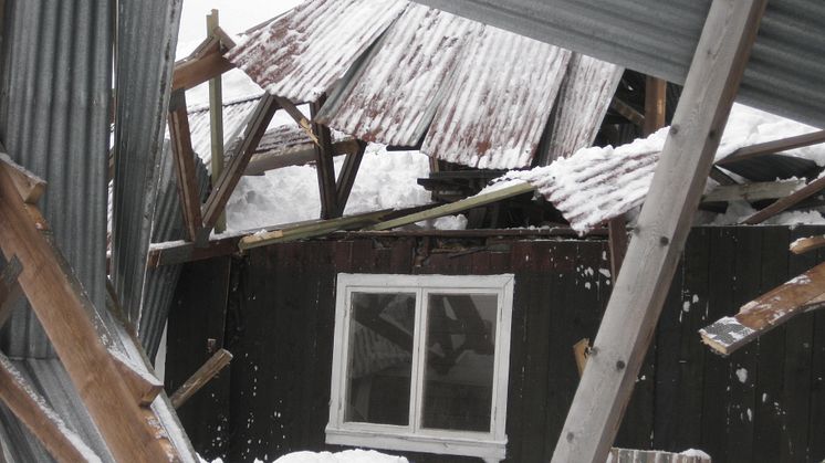 Kollapset bygning på grunn av snø