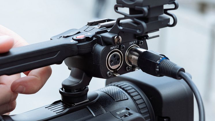 Canon XA _Lifestyle_XLR-inputs-detachable-handle_69864