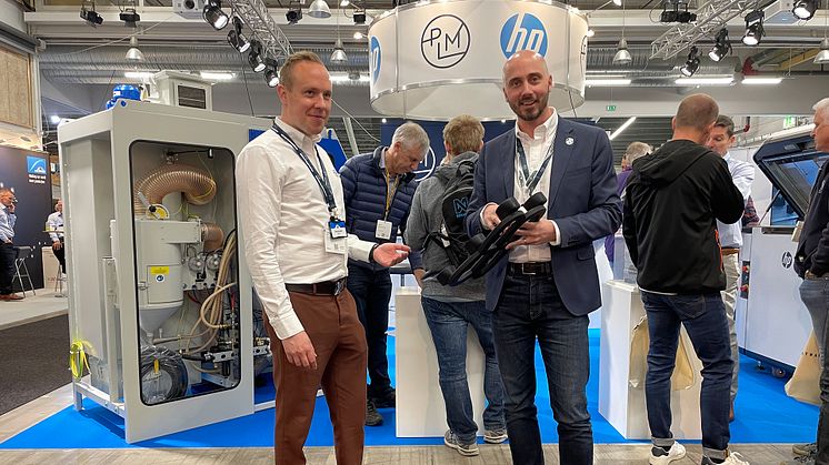Alexander Håård och Christoffer Wester framför PLM:s välbesökta monter på Elmia 3D.